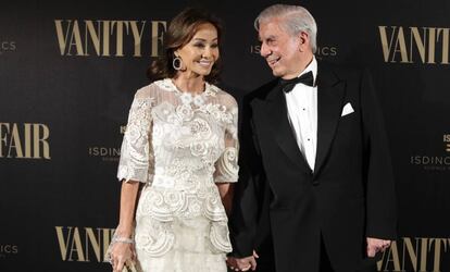 Mario Vargas Llosa e Isabel Preysler, en la fiesta de 'Vanity Fair' por motivo de su número 100, el pasado martes en Madrid.