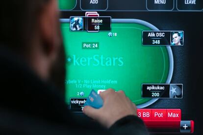 Una persona juega en una casa de apuestas a través de internet.
