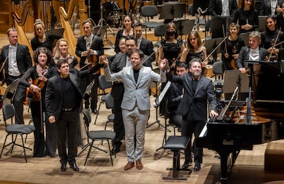 El pianista Javier Perianes, el compositor Francisco Coll y el director James Gaffigan junto a los integrantes de la Orquestra de la Comunitat Valenciana, el pasado 20 de diciembre en el Palau de Les Arts