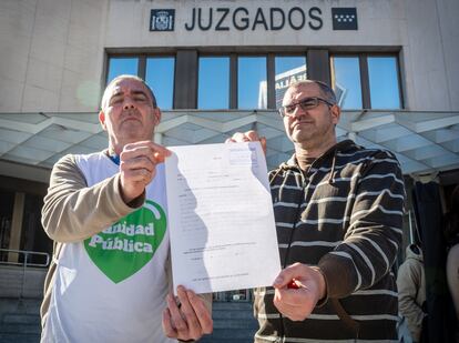 Ignacio Hernández y Jorge Aranda muestran la denuncia contra Sanidad, frente a los juzgados de Plaza de Castilla.