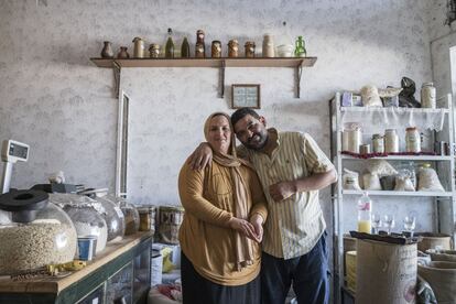 Sonia Mhamdi, en un local que pretende revalorizar los productos que se producen en Amdun, en la provincia de Beja (Túnez). La idea consiste en que con varios molinillos de procesado se aporte más valor a la producción agrícola local.