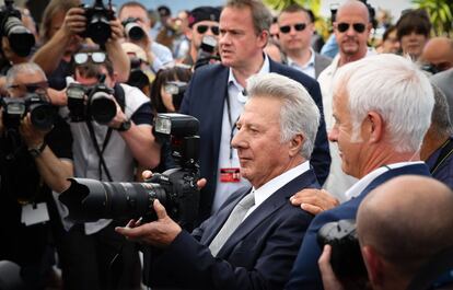 El actor estadounidense Dustin Hoffman probando una de las cámaras de los fotógrafos del festival de Cannes.