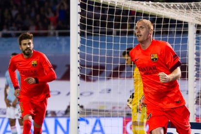 Mathieu festeja el gol ante el Celta, seguido de Piqué.