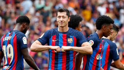 Robert Lewandowski celebra su primer gol ante el Elche este sábado en el Camp Nou.