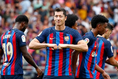 Robert Lewandowski celebra su primer gol ante el Elche este sábado en el Camp Nou.