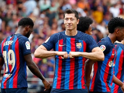 Robert Lewandowski celebra su primer gol ante el Elche este sábado en el Camp Nou.