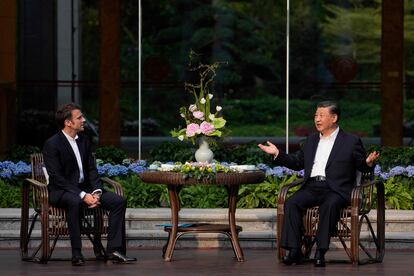 El presidente chino, Xi Jinping, y el presidente francés, Emmanuel Macron, asisten a una ceremonia del té en la residencia del gobernador de la provincia de Guandong, en Guangzhou, el pasado 7 de abril.