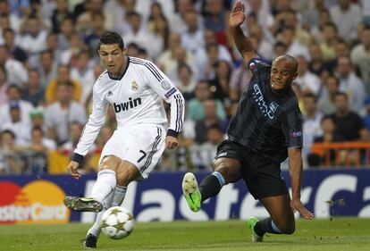 Cristiano Ronaldo golpea el balón ante la mirada de Vincent Kompany.