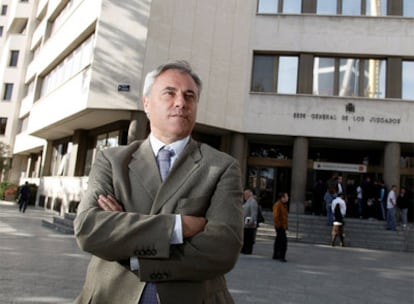 El juez decano de Madrid, José Luis González Armengol, delante de la sede de la plaza de Castilla.