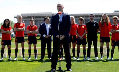 El presidente de la Federación Española de Fútbol, Luis Rubiales, con la selección femenina antes de viajar al Mundial.