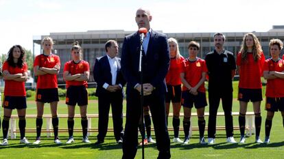 El presidente de la Federación Española de Fútbol, Luis Rubiales, con la selección femenina antes de viajar al Mundial.