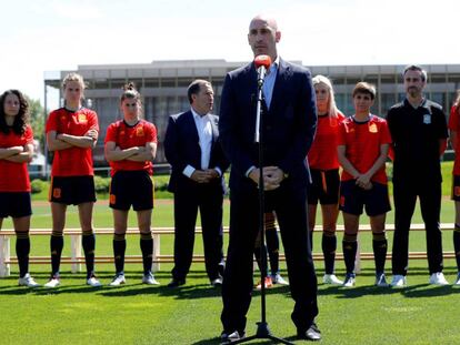 El presidente de la Federación Española de Fútbol, Luis Rubiales, con la selección femenina antes de viajar al Mundial.