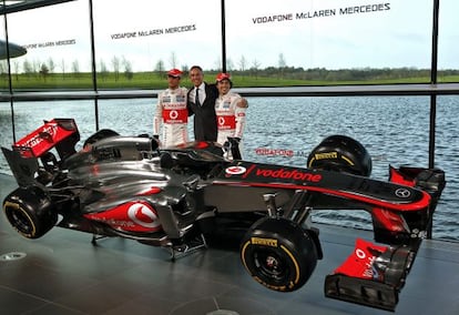 Jenson Button (izquierda) y Sergio Pérez posan junto al jefe del equipo McLaren de Fórmula Uno, Martin Whitmarsh, durante la presentación del nuevol MP4-28,