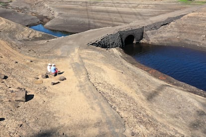 Tras un período largo de clima seco, el sur del Reino Unido se enfrenta a condiciones de sequía. En la imagen, los bajos niveles del embalse de Baitings revelan este viernes un antiguo puente de caballos de carga.