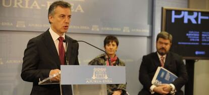 El 'lehendakari' Iñigo Urkullu en la presentación del plan de empleo, con los consejeros de Desarrollo Económico, Arantza Tapia, y Empleo, Juan María Aburto, en segundo plano.
