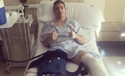 Muniain tras la operación, en una imagen de su Twitter.