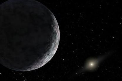 El posible planeta 2003 UB313, en una representación gráfica en la que también se puede ver el sol
