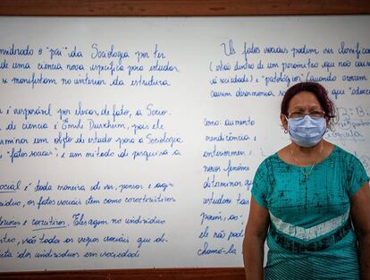 Las mujeres están en primera línea de la batalla contra la covid-19. En la imagen, una maestra brasileña durante la pandemia.
