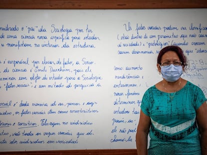 Las mujeres están en primera línea de la batalla contra la covid-19. En la imagen, una maestra brasileña durante la pandemia.