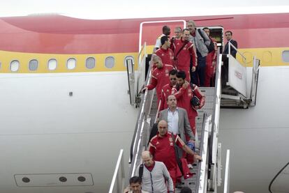 Los jugadores descienden por las escaleras del avión que les desplazó hasta Malabo.