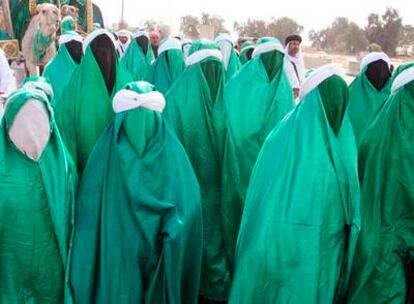 Mujeres chiíes marchan hacia Kerbala con el vestido tradicional de la peregrinación que conmemora la muerte del imán Husein.
