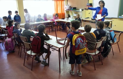 Varios alumnos en una clase de un colegio público en El Boalo (Madrid).
