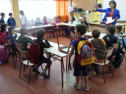 Varios alumnos en una clase de un colegio público en El Boalo (Madrid).