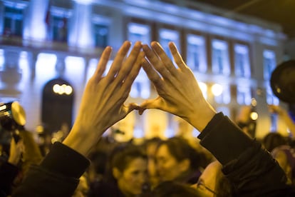 Una manifestante levanta las manos construyendo un triángulo, uno de los gestos feministas más populares, durante una manifestación en Madrid.