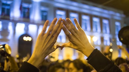 Una manifestante levanta las manos construyendo un triángulo, uno de los gestos feministas más populares, durante una manifestación en Madrid.