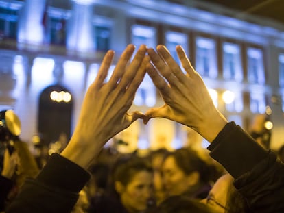 Una manifestante levanta las manos construyendo un triángulo, uno de los gestos feministas más populares, durante una manifestación en Madrid.