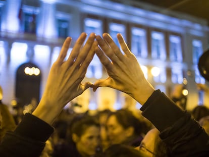 Una manifestante haciendo un signo feminista con las manos durante una manifestación en Madrid.