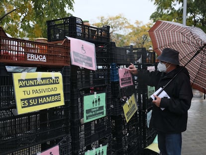 Acto reivindicativo de colectivos vecinales de Carabanchel antes del comienzo del pleno del distrito para exigir la atención social y alimentaria de familias sin recursos durante la pandemia.