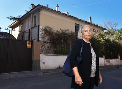 Amaya Aleixandre, sobrina segunda de Vicente Aleixandre, delante de la casa donde vivió el poeta en Madrid, el 27 de septiembre.