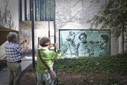Dos personas fotografían a las tres milicianas que Centelles inmortalizó en Aragón .