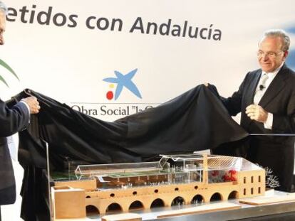 El presidente de la Junta de Andaluc&iacute;a y el presidente de la Caixa, Isidro Fain&eacute;, descubren la maqueta de las Atarazanas en octubre de 2009.