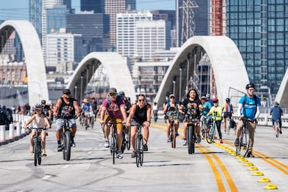 Usuarios de la CicLAvia, la ciclovía de Los Angeles (Estados Unidos).
