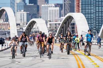 Usuarios de la CicLAvia, la ciclova de Los Angeles (Estados Unidos).