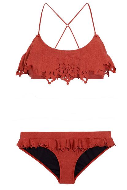 Bikini en color rojo con volante troquelado en el pecho, de Zimmermann (235 euros).