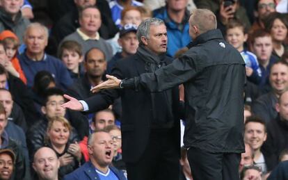 Mourinho protesta tras ser expulsado.