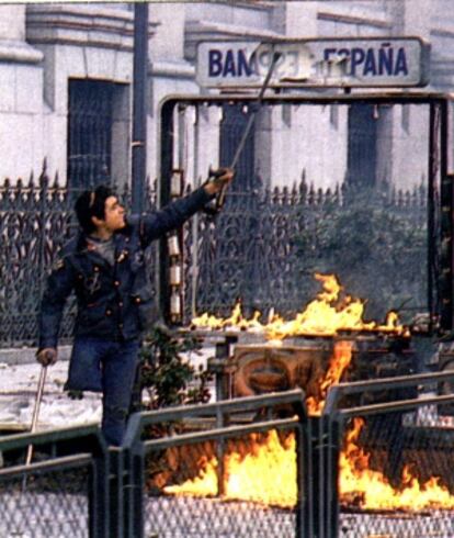 El Cojo Manteca, rompiendo el letrero de una boca de Metro en una manifestación de estudiantes contra la LOGSE, en enero de 1987.
