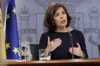 La vicepresidenta del Gobierno en funciones, Soraya Sáenz de Santamaría, durante la rueda de prensa posterior a la reunión del Consejo de Ministros hoy en La Moncloa.