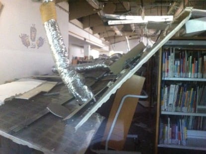 La biblioteca municipal del Fort Pienc, destrozada por la ca&iacute;da del techo.