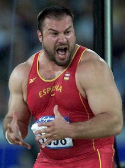 Manuel Martínez, tras un lanzamiento en los Juegos Olímpicos de Sydney.