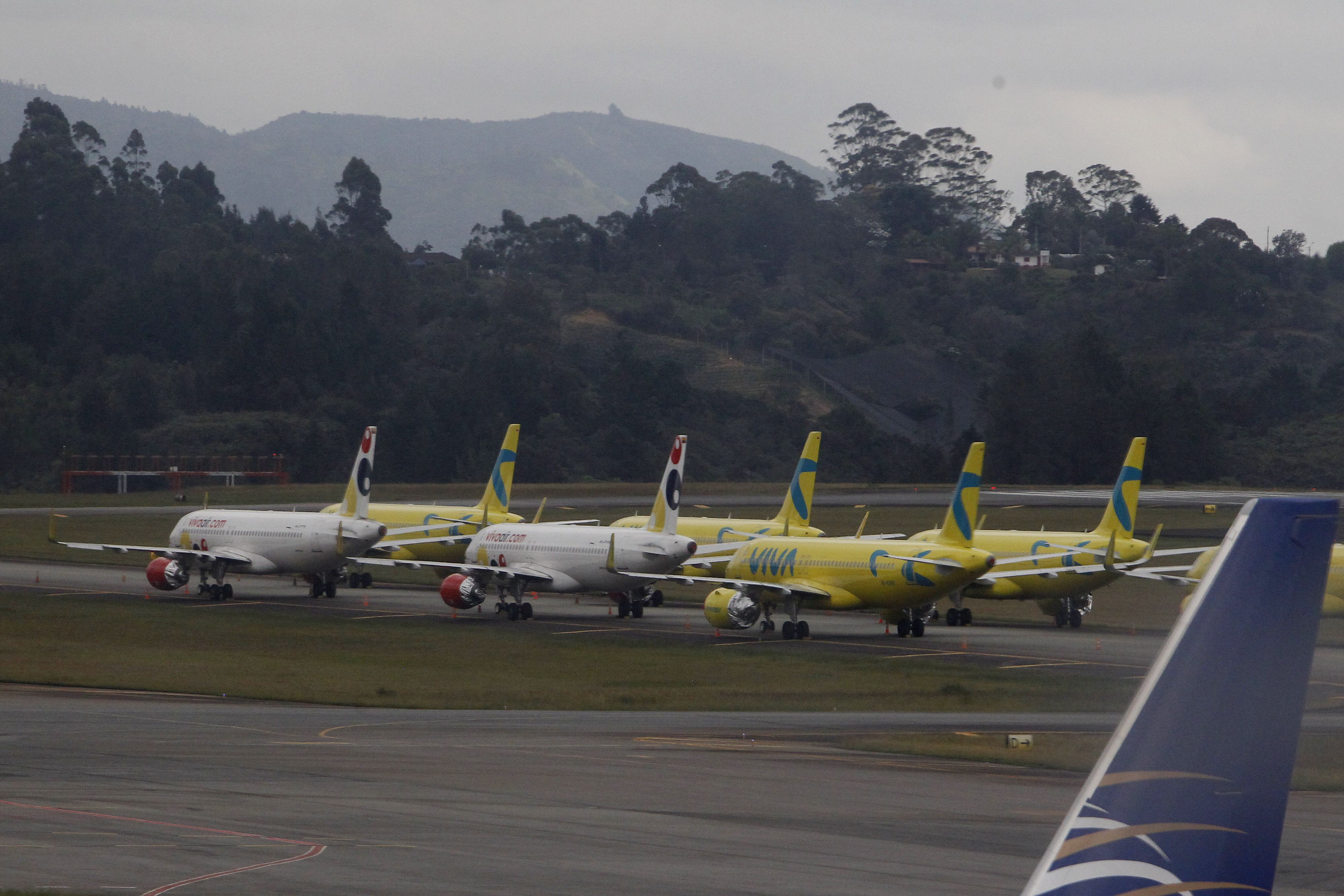 Aviones d eViva Air estacionados en el Aeropuerto Internacional José María Córdova en Rionegro (Colombia) el 1 de marzo.