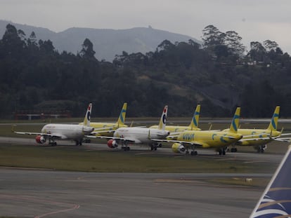 Una flota de aviones de Viva Air en el Aeropuerto Internacional José María Córdova en Rionegro (Colombia).