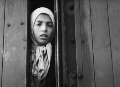 Maria Setteka Steinbach, en una de las imágenes más conocidas del Holocausto, es una niña de la comunidad Sinti.