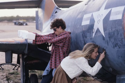 Patrick Dempsey ya rompía corazones mucho antes de Anatomía de Grey. En Can't buy me love (No puedes comprar mi amor, 1987) pasa de patito feo marginado a cisne molón de instituto gracias al asesoramiento de la rubia popular de turno. La escena final del cortacésped inspiraría al fallido homenaje al cine adolescente que fue Easy A.