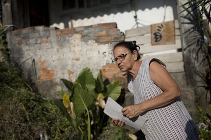 Maria de Pena Souza, de 59 anos, vive com seu filho de 24 anos em uma pequena casa com teto de zinco na favela do Lins, oeste do Rio. Queriam ter se mudado porque a casa se encontra em um morro propenso a deslizamentos de terra que podem ser mortais. Mas seu filho não conseguiu encontrar trabalho desde que terminou o serviço militar há alguns anos.