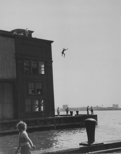Niño saltando al rio Hudson, Muelle Gansevoort, Nueva York, 1948.