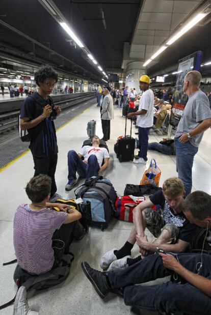 Pasajeros atrapados en la estación de Sants por la avería eléctrica la madrugada del martes.